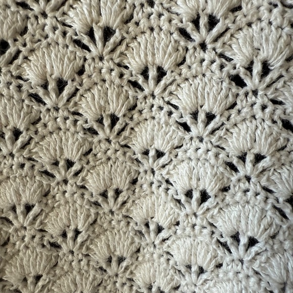 Beautiful vintage Hand-crocheted top in soft ivory/cream - Picture 5 of 8